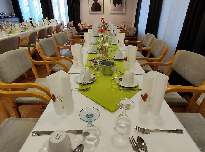 Hotel-cafe Rathaus فندق 3*